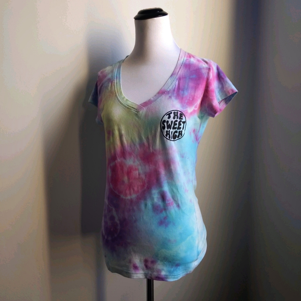 👕THE SWEET HIGH Tie-Dye V-neck